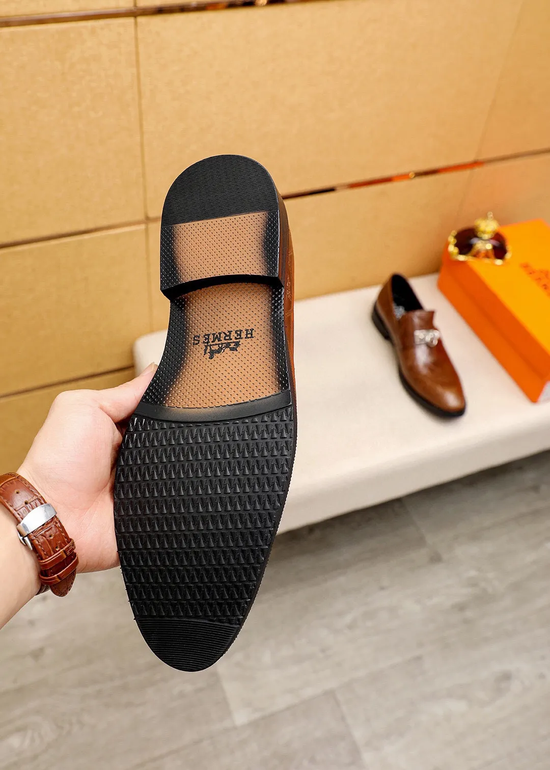 Men's shoes 💰480 💐 Product trademark: HERMES "Hermès" casual leather shoes Regular size: 38-44 (45🉑️customized) Product materials: Selected imported first-layer calfskin embossed upper + classic hardware buckle, imported water-dyed 🐂 cowhide lining. Strong three-dimensional visual effect, non-slip and wear-resistant combination outsole Color: 2⃣️colors available
